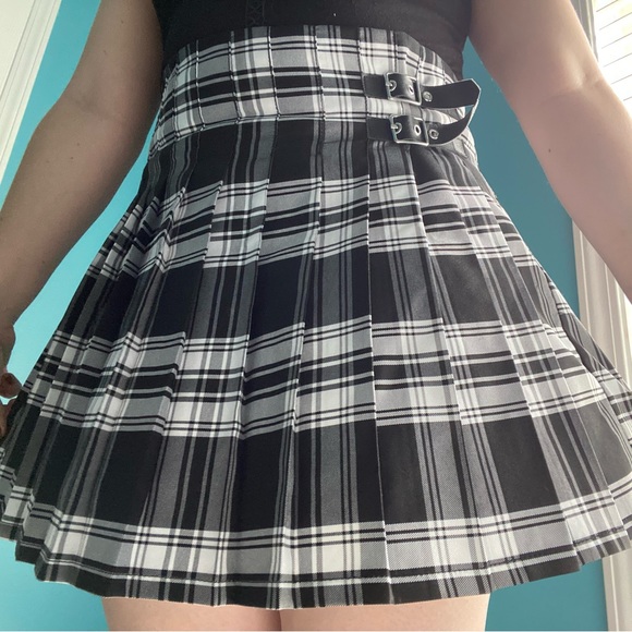 No Boundaries Black and White Plaid Mini Skirt with Buckles - Picture 4 of 6